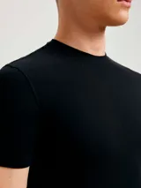 Camiseta de corte slim, color negro, con cuello redondo y mangas cortas.