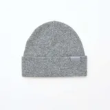 Gorro de lana con vuelta, color gris jaspeado, con etiqueta pequeña de marca en el frente.