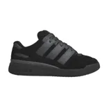 Championes urbanos Adidas Forum 2000, color negro monocromático, con diseño de caña baja, cierre de cordones y las icónicas tres bandas laterales en tono oscuro.