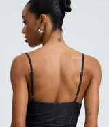 Vestido midi de tule con estampado de cuadros, breteles finos ajustables y ruedo asimétrico. Presenta un diseño ajustado en el torso con falda fluida y forro interior.