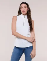 Musculosa blanca de rib, marca Rio & Rian, sin mangas, con cuello alto y cierre frontal parcial metálico con tirador circular.