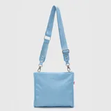 Tote bag de diseño minimalista color celeste, confeccionada en material sintético resistente. Cuenta con una correa larga ajustable y desmontable con el logo de la marca grabado, y el logo de Bubba en la parte frontal.