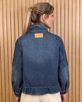 Sobrecamisa de pana color gris con diseño a rayas diagonales sutiles, cuello camisero, cierre frontal con botones, bolsillos aplicados al frente y detalle de volado en el ruedo.