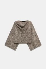 Jersey de punto con cuello subido y mangas largas acampanadas. Presenta un diseño envolvente con detalle de bufanda integrada en el mismo tejido y textura jaspeada.