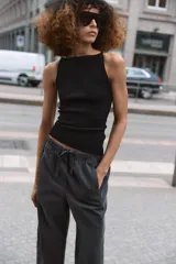 Pantalón de tiro bajo con cintura elástica ajustable mediante cordón, bolsillos delanteros y bolsillos de plastrón en la parte trasera.