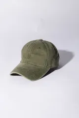 Gorra marrón de gabardina con efecto lavado y visera curva, de estilo clásico.