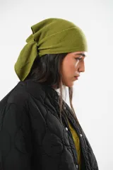 Bufanda bandana verde oliva de lana, accesorio liviano y versátil que se puede usar al cuello o en la cabeza.
