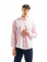 Camisa de manga larga en color rosado, confeccionada en algodón con textura símil lino. Presenta cuello clásico con botones, cierre frontal abotonado y puños con botones.
