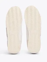 Zapatillas deportivas Tommy Jeans color blanco con detalles en gris y plateado. Exterior de malla con paneles de ante a contraste y panel metalizado en el talón.