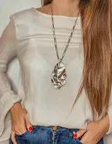 Collar dorado de doble cadena con dije irregular texturizado en tonos dorados, marrones y plateados.