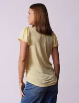 Remera tejida con estampado animal print, de manga corta con detalle de puntilla en las mangas y cuello redondo.