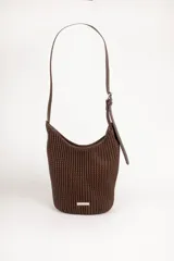 Cartera tipo hobo de color marrón, con diseño de textura plisada vertical y correa ajustable. Presenta un aplique metálico con logo en la parte inferior frontal.
