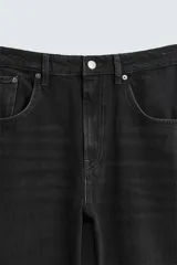 Jeans de corte slim fit en color azul oscuro, con diseño de cinco bolsillos, cierre frontal con cremallera y botón, y tejido ligeramente elástico.
