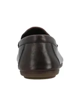 Mocasines de cuero marrón oscuro, con diseño clásico de tipo penny loafer, costuras visibles en el empeine y suela plana de goma.