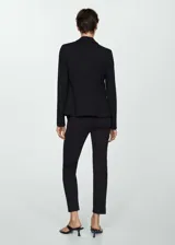 Pantalón de vestir tiro medio confeccionado en punto roma, con diseño recto, bolsillos laterales y bolsillos de ribete en la parte posterior, cierre de cremallera y gancho con trabillas en la cintura.