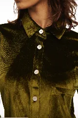 Camisa de terciopelo azul marino con cuello camisero clásico, botones frontales, mangas largas con puño elástico y bolsillo de parche en el pecho.