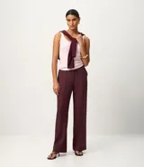 Blusa musculosa de ribana color blanco, con escote en U.