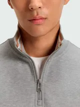 Buzo Boss modelo H-Stimmann de cuello alto con cierre frontal parcial, manga larga y puños acanalados.