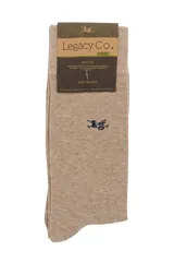 Media lisa color arena de la marca Legacy Co., con logo bordado en azul oscuro. Tejido multi-stretch de algodón para frescura y confort.