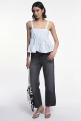 Top de tirantes con escote recto y diseño peplum con dos volados horizontales. Confeccionado en tejido de algodón con textura de microcuadros.