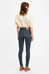 Jeans Levi's modelo Mile High Super Skinny de tiro súper alto. Confeccionados en denim stretch, presentan un corte ajustado en cadera, muslos y piernas, extendiéndose hasta el tobillo. Cuentan con cierre de bragueta y diseño de cinco bolsillos.