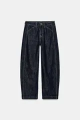 Jeans de tiro alto en denim azul oscuro, con pernera holgada de corte tapered y costuras con pespuntes en contraste. Cuenta con bolsillos delanteros y traseros, cierre frontal con cremallera y botón.