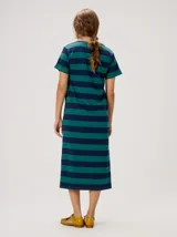 Vestido midi de algodón con diseño a rayas horizontales en tonos azul marino y marrón, corte recto con mangas cortas, cuello redondo rojo y pequeño bordado en el pecho.