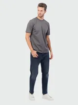 Remera de algodón de corte regular, color gris oscuro, con cuello redondo y logo de la marca bordado discretamente en el pecho.