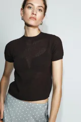 Jersey de punto de cuello redondo y manga corta con acabado en rib.