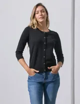 Cardigan blanco de tejido fino con abertura central y botones.