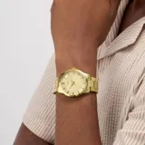 Reloj analógico Guess modelo Emmett con caja y malla de acero inoxidable en tono dorado. Presenta una esfera texturizada de 42 mm con acabado brillante y movimiento de cuarzo.