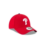 Gorra New Era 9FORTY ajustable, color rojo con logo del equipo de béisbol Philadelphia Phillies bordado en blanco en el frente y botón superior en azul.