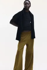 Pantalón deportivo color verde oliva, de felpa liviana, con cintura elástica fruncida, bolsillos laterales discretos y piernas rectas.