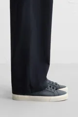 Zapatilla de cordones color beige, con parte superior lisa, horma redonda, forro interior a contraste y suela con ligera textura.