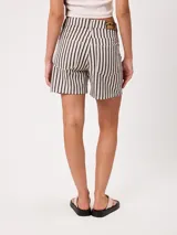 Short de tiro alto de denim con patrón de rayas verticales en tono azul y blanco, de corte holgado.
