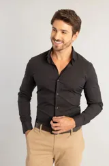 Camisa de manga larga en tejido de tricolina con elastano, color negro, de corte entallado y diseño liso con cierre frontal de botones.