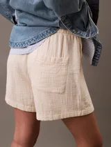 Short color crema de tejido doble de algodón y viscosa, con cintura elástica ajustable con cordón, bolsillos laterales y trasero, y logo bordado.