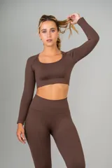 Remera marrón de calce ajustado y mangas largas.