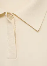 Jersey de punto fino color crema, con cuello polo, cierre frontal con botones, manga corta y diseño entallado con detalle de nudo en la cintura.