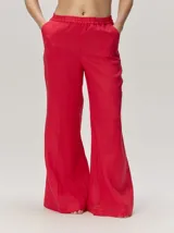 Pantalón de lino color rojo, de corte recto y holgado, con cintura elástica y bolsillos laterales.