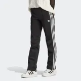 Pantalón deportivo Adidas Adicolor Classics Firebird negro con las tres tiras blancas a lo largo de las piernas, bolsillos con cierre, cintura elástica con cordón ajustable y logo bordado.