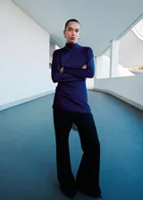 Vestido corto azul marino de cuello alto y manga larga, confeccionado en poliéster con elastano.