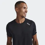 Remera deportiva 2XU modelo Aero Tee, color negro, de manga corta y cuello redondo. Confeccionada con tecnología X-VENT, presenta un panel trasero de malla para mayor transpirabilidad y tejido de doble punto de secado rápido. Incluye detalles reflectantes para mayor visibilidad.