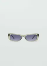 Gafas de sol con diseño rectangular y montura de pasta en color verde traslúcido. Cuentan con cristales oscuros con protección UV categoría 3.