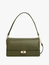 Cartera tipo bandolera o de hombro color verde oliva, de acabado liso y forma rectangular. Presenta una solapa frontal con cierre magnético y un broche metálico dorado con el monograma TH. Incluye correa ajustable y herrajes dorados.