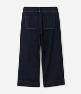 Pantalón de jean wide leg color azul oscuro, confeccionado en algodón resistente, de tiro alto con costuras frontales destacadas en las piernas y diseño de pernera ancha.