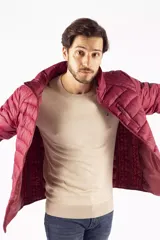 Campera puffer de diseño acolchado en color azul oscuro, con cuello elevado, cierre frontal completo y bolsillos laterales con cierre. Incluye un bolsillo adicional en el pecho y capucha oculta.