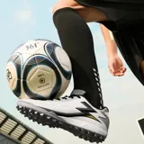 Championes de fútbol Ms Professional Soccer, color blanco con detalles en negro, gris y un toque de amarillo. Cuentan con suela con tapones cortos ideal para césped sintético.
