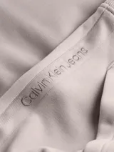 Buzo con capucha color lila, con cierre frontal completo, cordones ajustables en la capucha, bolsillos laterales y puños y dobladillo acanalados.