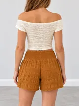 Short celeste con cintura fruncida elastizada y cordón ajustable delantero, confeccionado en tela ligera con textura a rayas horizontales.